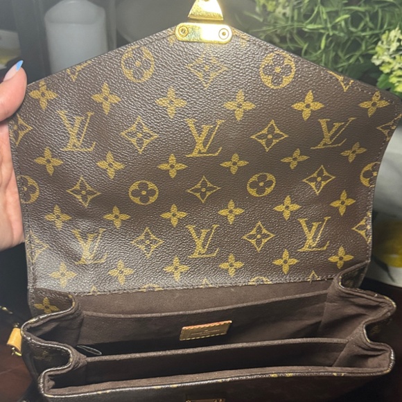 LOUIS VUITTON Monogram Pochette Metis - Picture 9 of 10